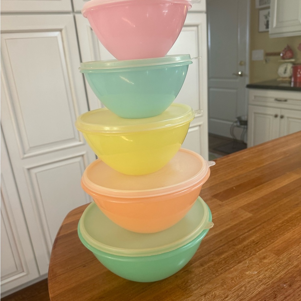 Vintage stackable multi color Tupperware bowls, good condition, with lids.